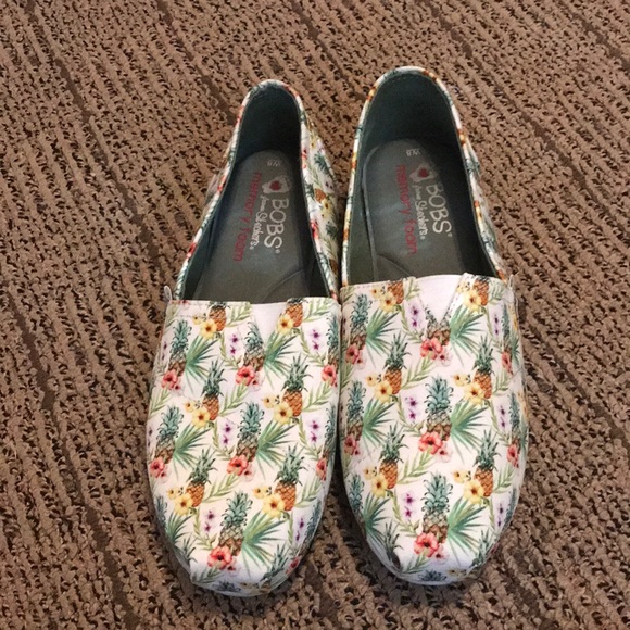 Skechers Shoes - EUC Bobs from Skechers Pineapple Print Size 8
